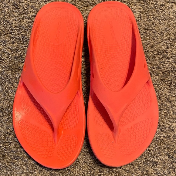 Oofos Bright pink/salmon Flip Flops THE ORIGINAL RECOVERY FOOTWEAR - Picture 1 of 5